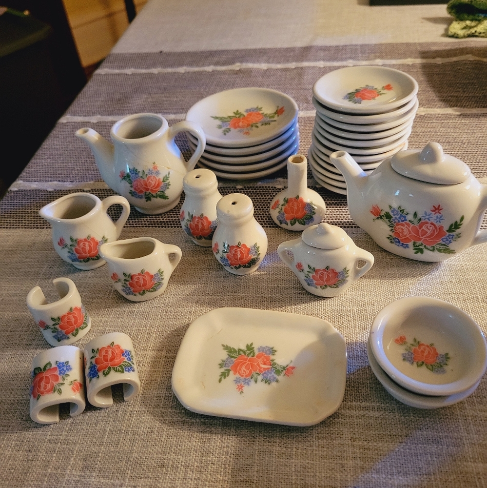 Porcelain tea set asst pieces